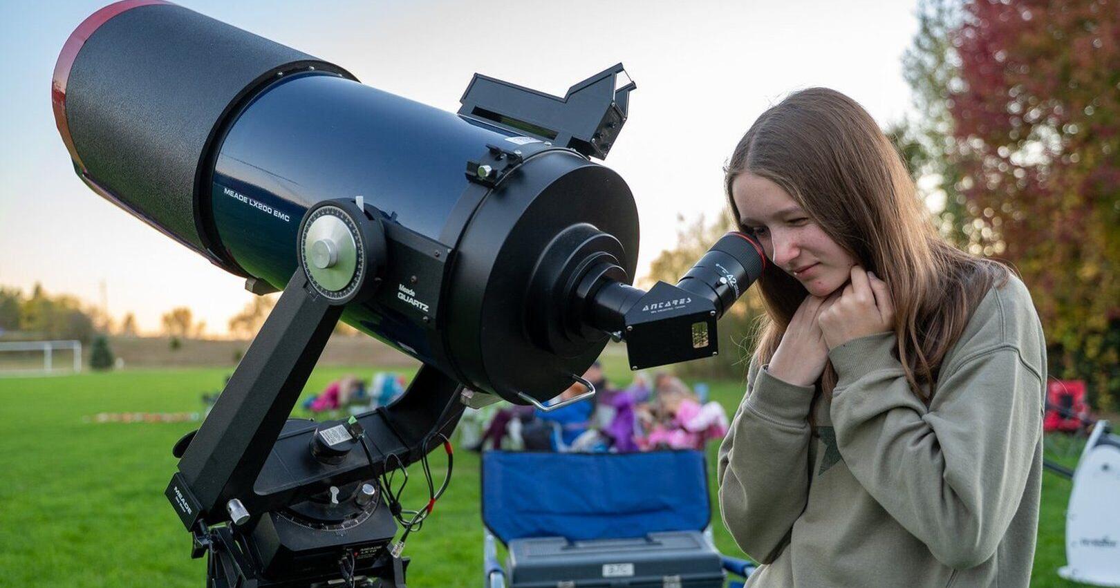Stargazers gather in Paris for astronomy night