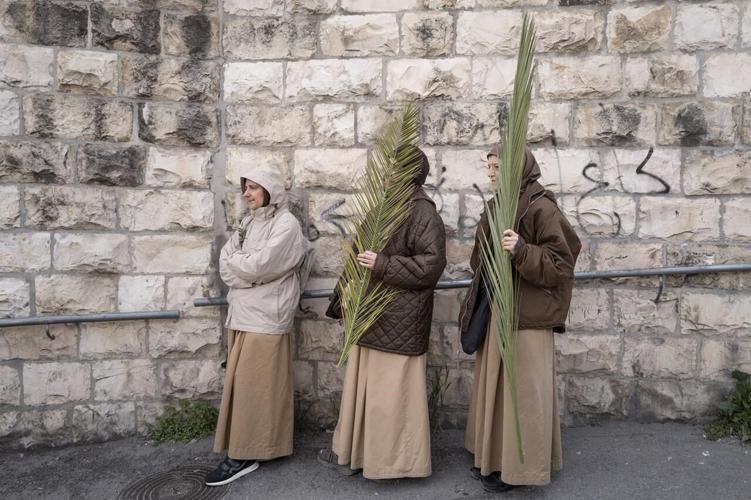Thousands of Christians attend Palm Sunday celebrations in Jerusalem