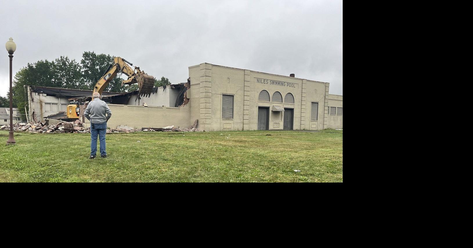 Niles demolishes Waddell Pool and pool building | Archives | wfmj.com
