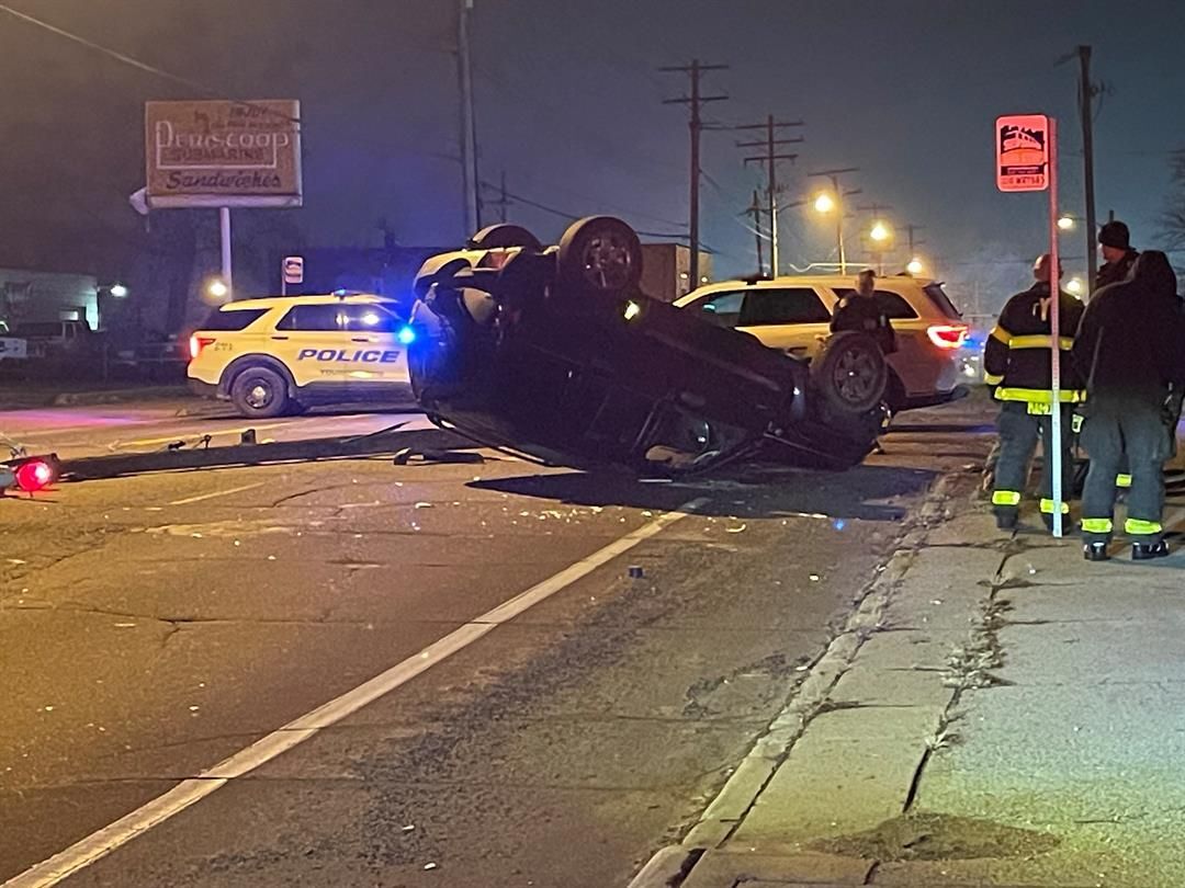 Car flips on roof, knocks down traffic signal in early-morning crash in ...