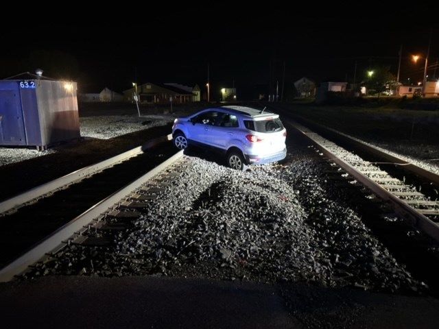Leetonia officers, bystander save couple stuck on train tracks ...