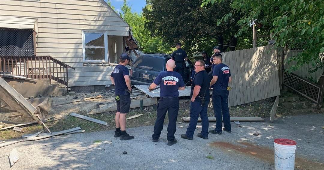 Car crashes through fence, into house in Youngstown | Archives | wfmj.com
