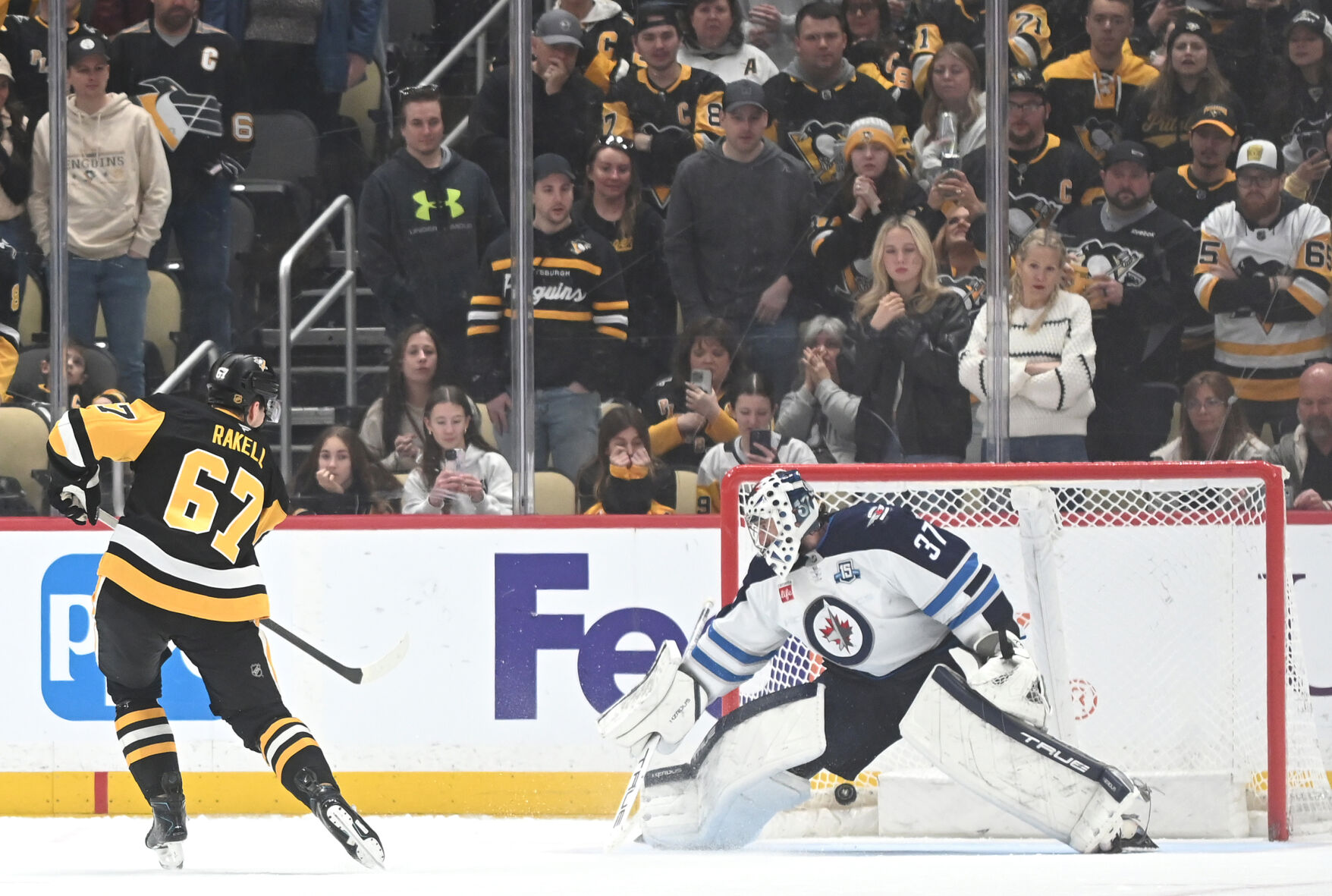 Sidney Crosby and Rickard Rakell score in shootout to lead