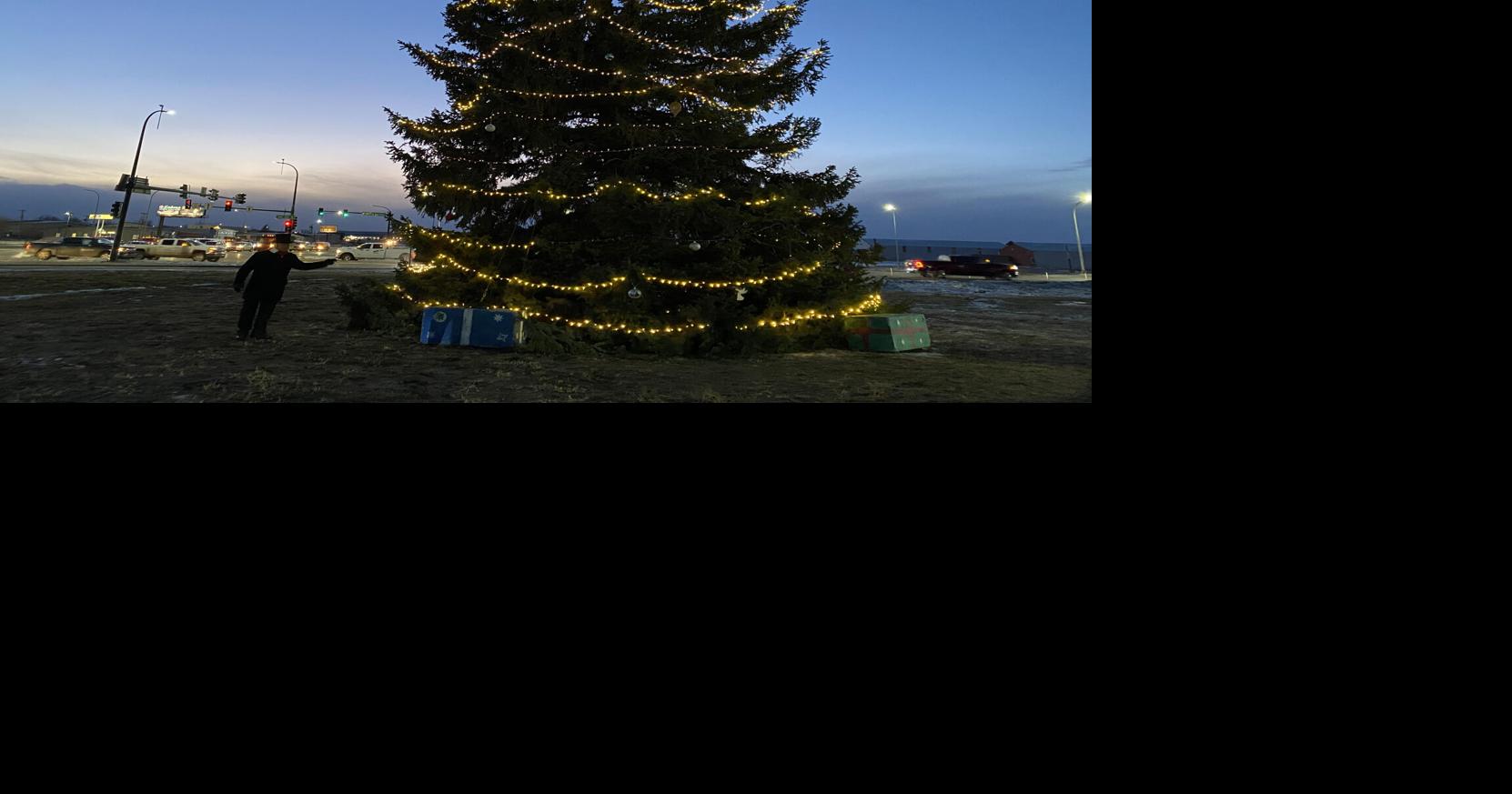 Harsh wind doesn't stop Williston gathering to light the Community