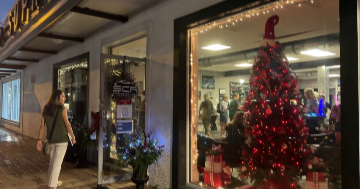 Ninth annual holiday stroll brings festive spirit to Naples Design District | Collier County Ninth annual holiday stroll brings festive spirit to Naples Design District | Collier County
