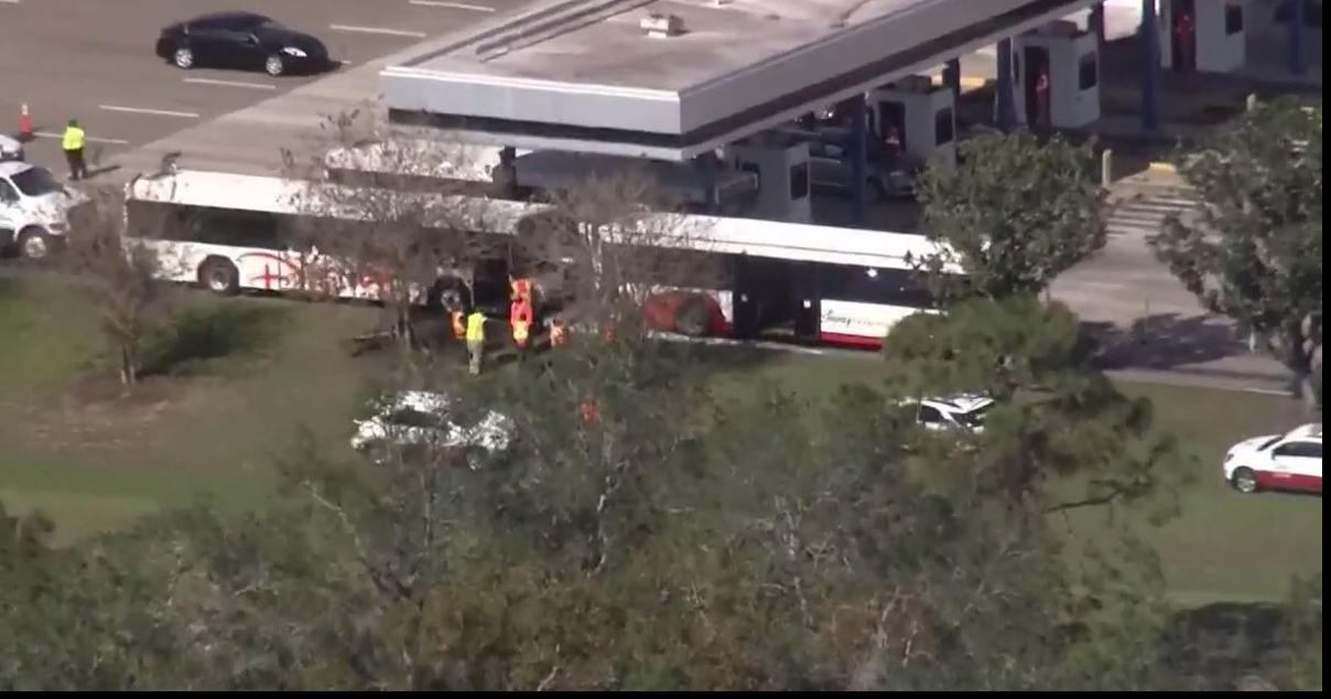15 people with minor injuries after Disney World bus crash News(02)