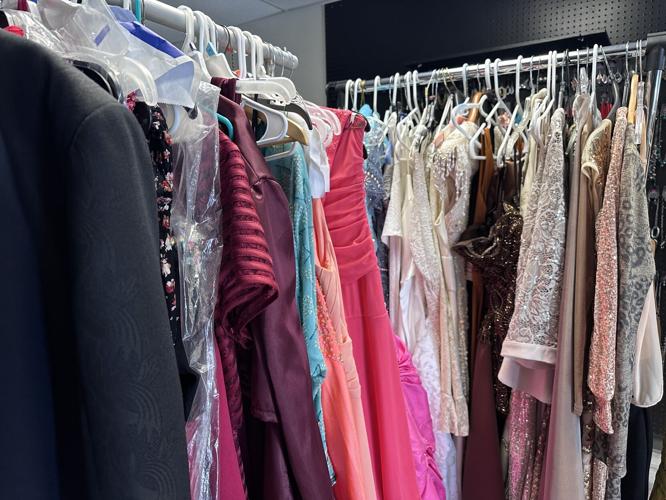 Punta Gorda business makes prom dreams come true for teens in need |  Charlotte County | winknews.com