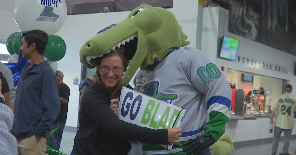 Florida Everblades fans fill Hertz Arena for home opener