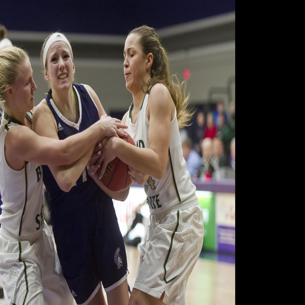 Women S Basketball Jenny Tuttle Hannah Mcglone Help Winona State