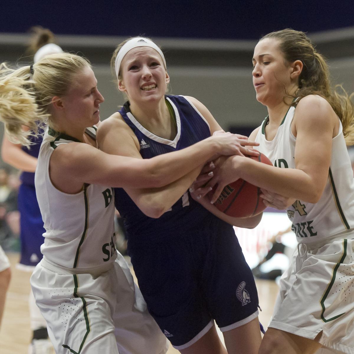 Women S Basketball Jenny Tuttle Hannah Mcglone Help Winona State