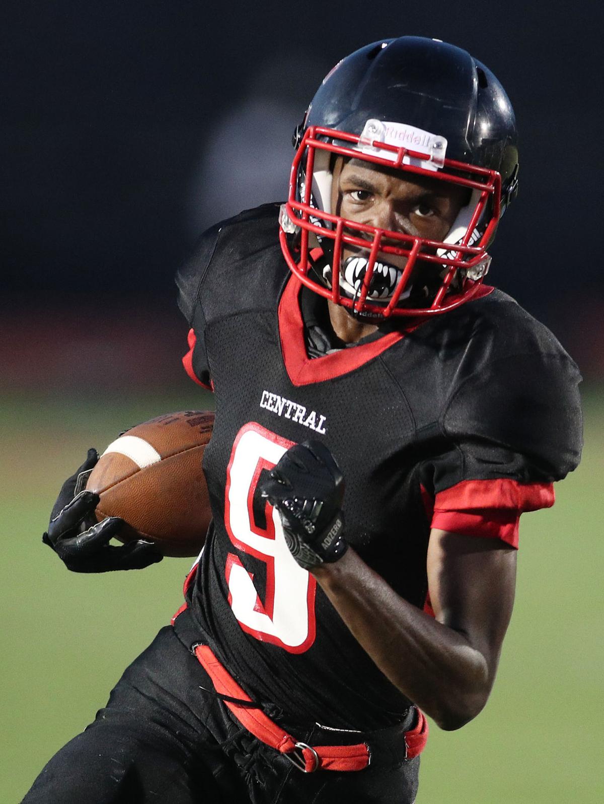 High school football: Johnny Davis shines as Red Raiders win | Local