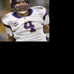 Favre rises above boos, leads Vikings to victory