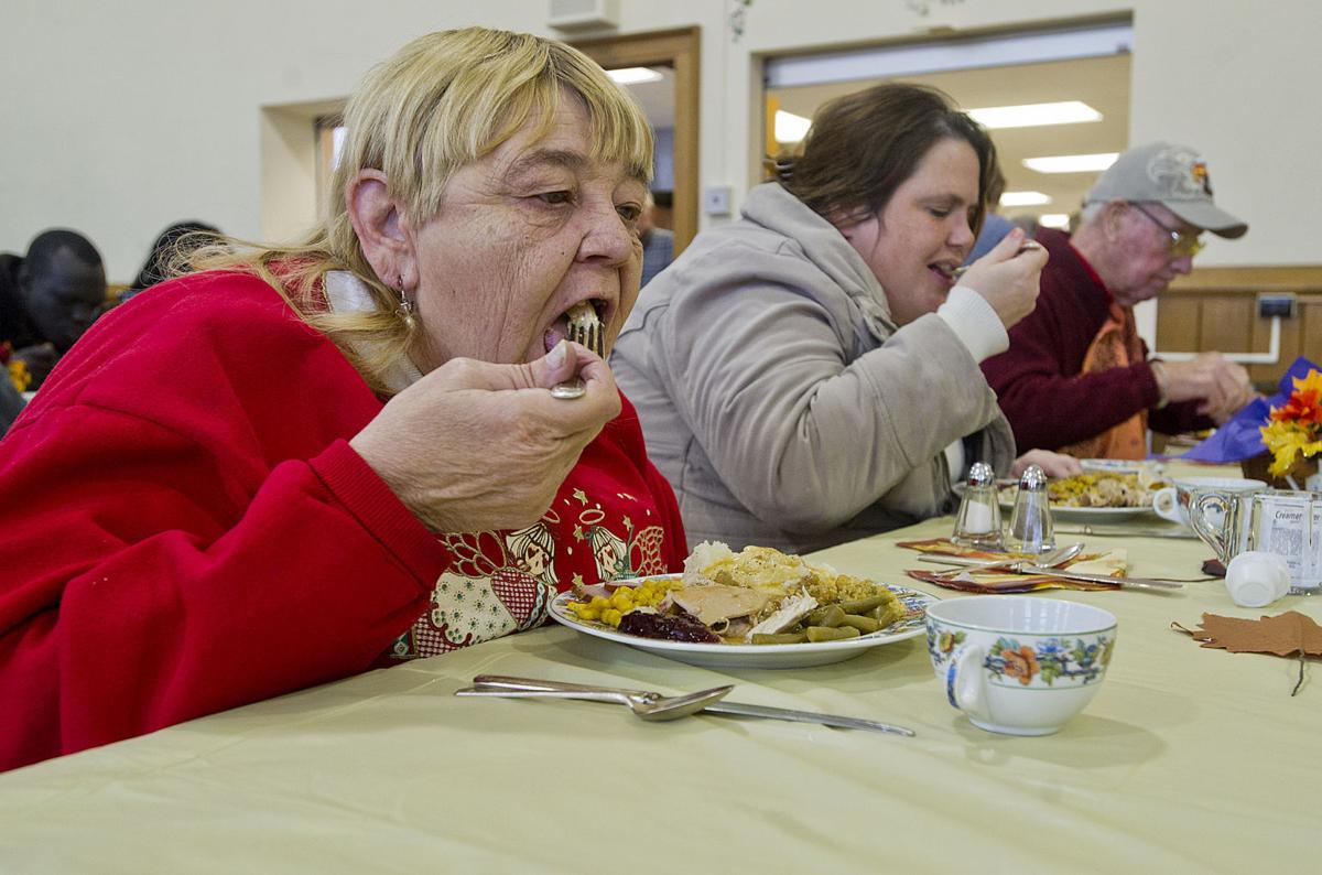 Photos Thanksgiving Dinner 11 27 14 Local Winonadailynews Com