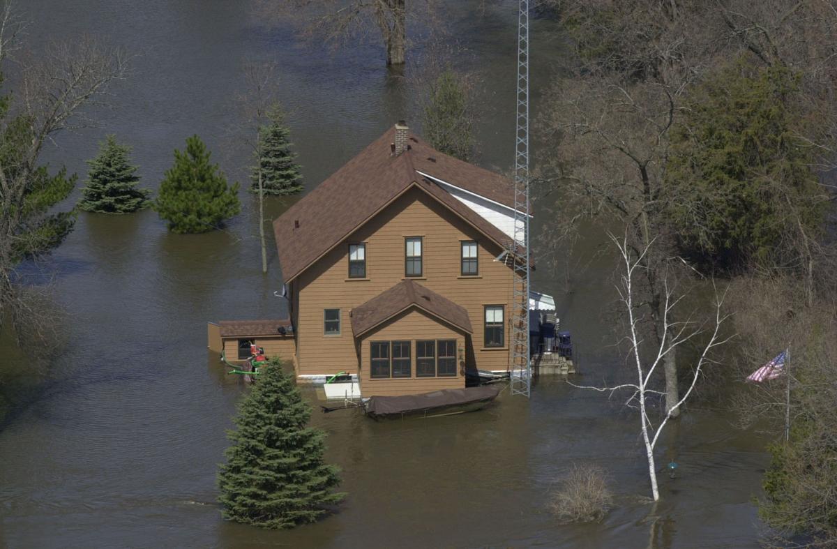 Photos 2001 Flood Pieces of the Past