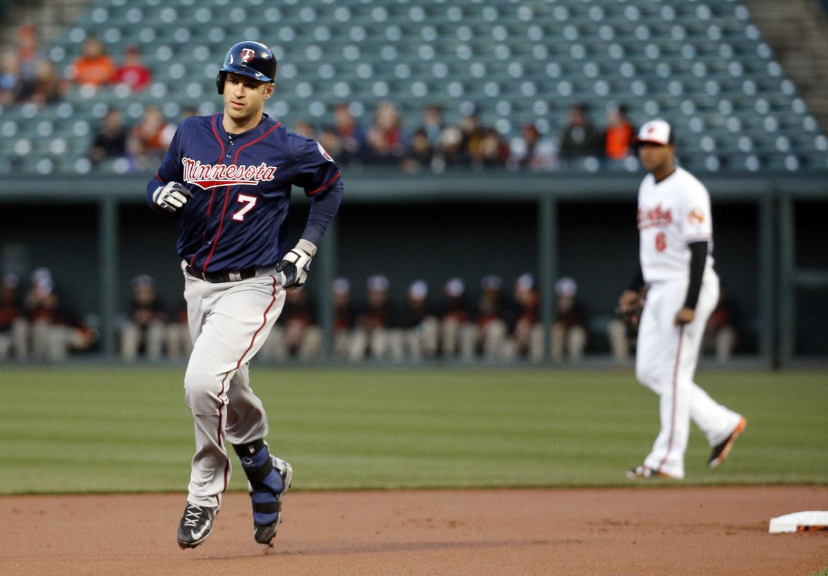 Mauer, Twins rough up Royals