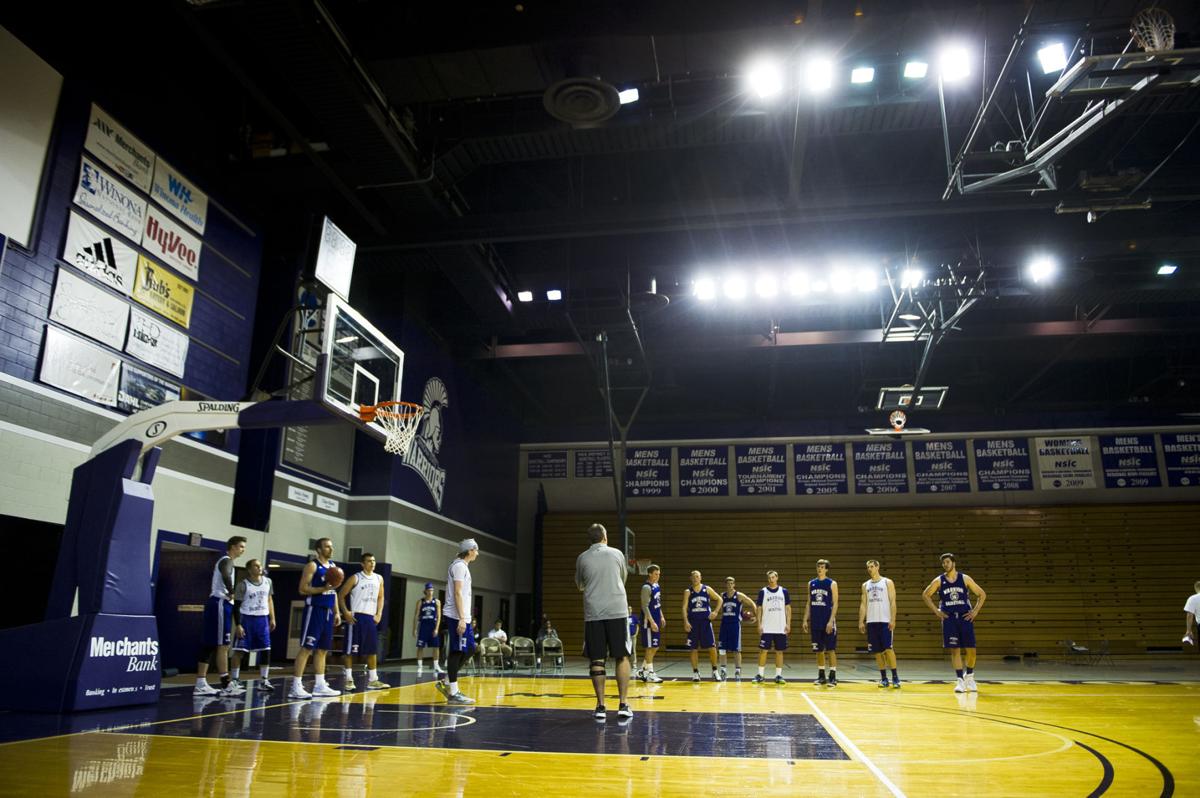 A Fresh Start Eisner Holds First Practice As Warriors Coach Wsu