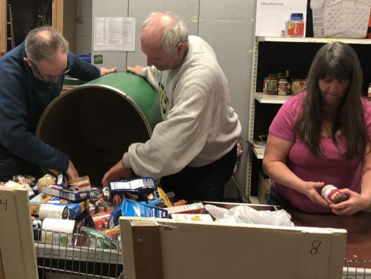 Volunteers Help Sort Through 10 Days Of Giving Donations At Winona Volunteer Services Food Shelf Local Winonadailynews Com