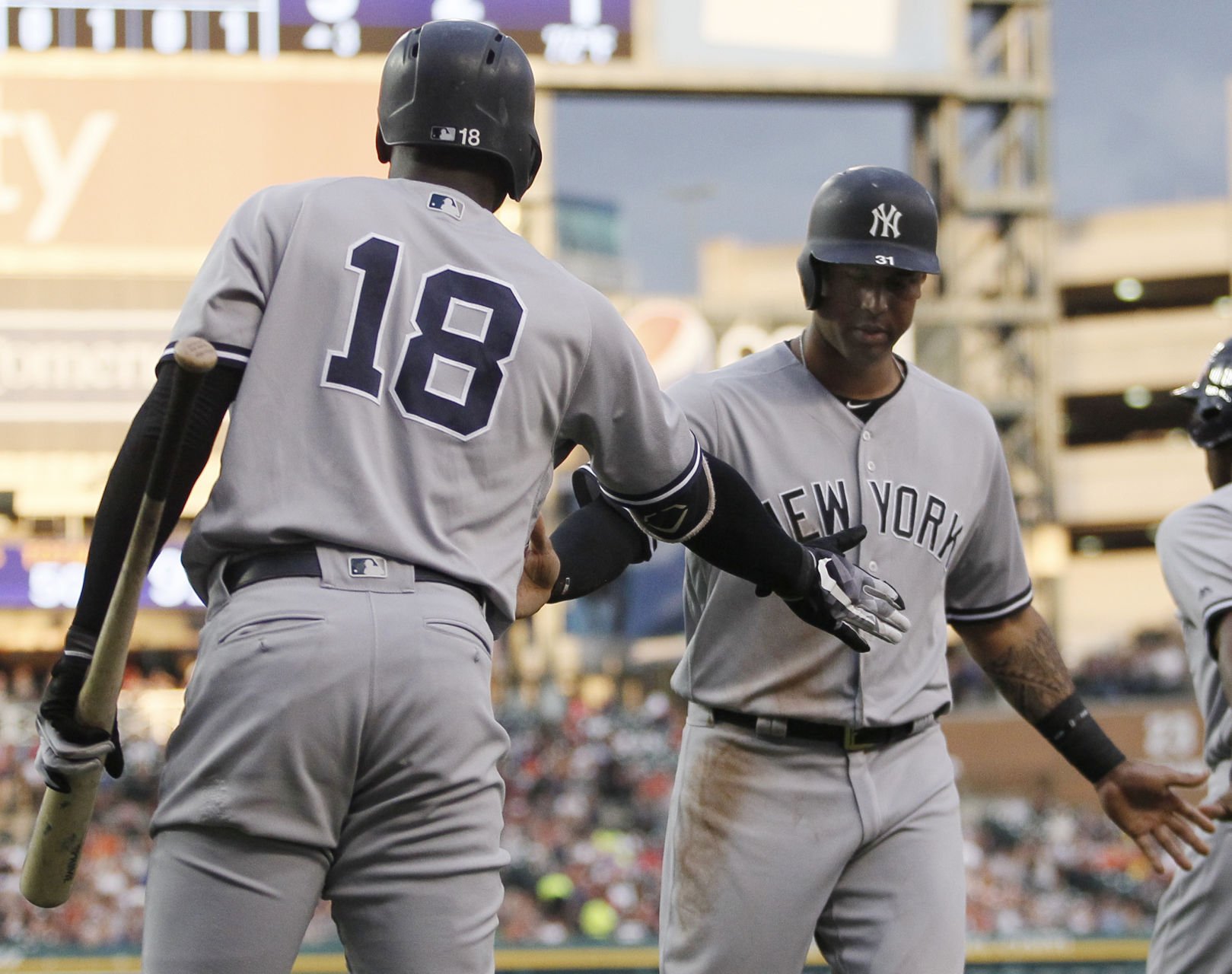 Didi Gregorius stops to apologize to catcher after hitting history-making homer
