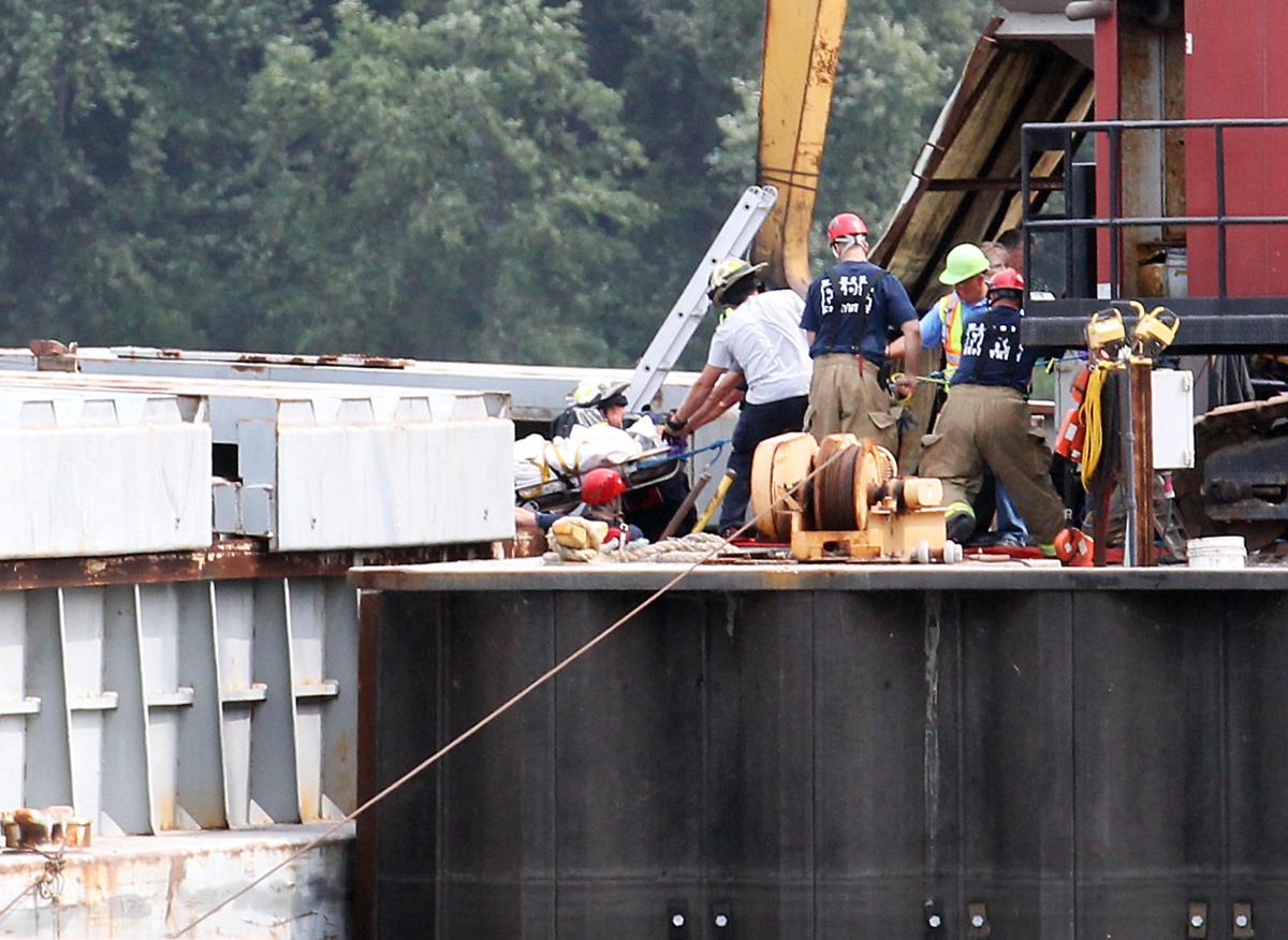Man dies in Winona barge loading accident