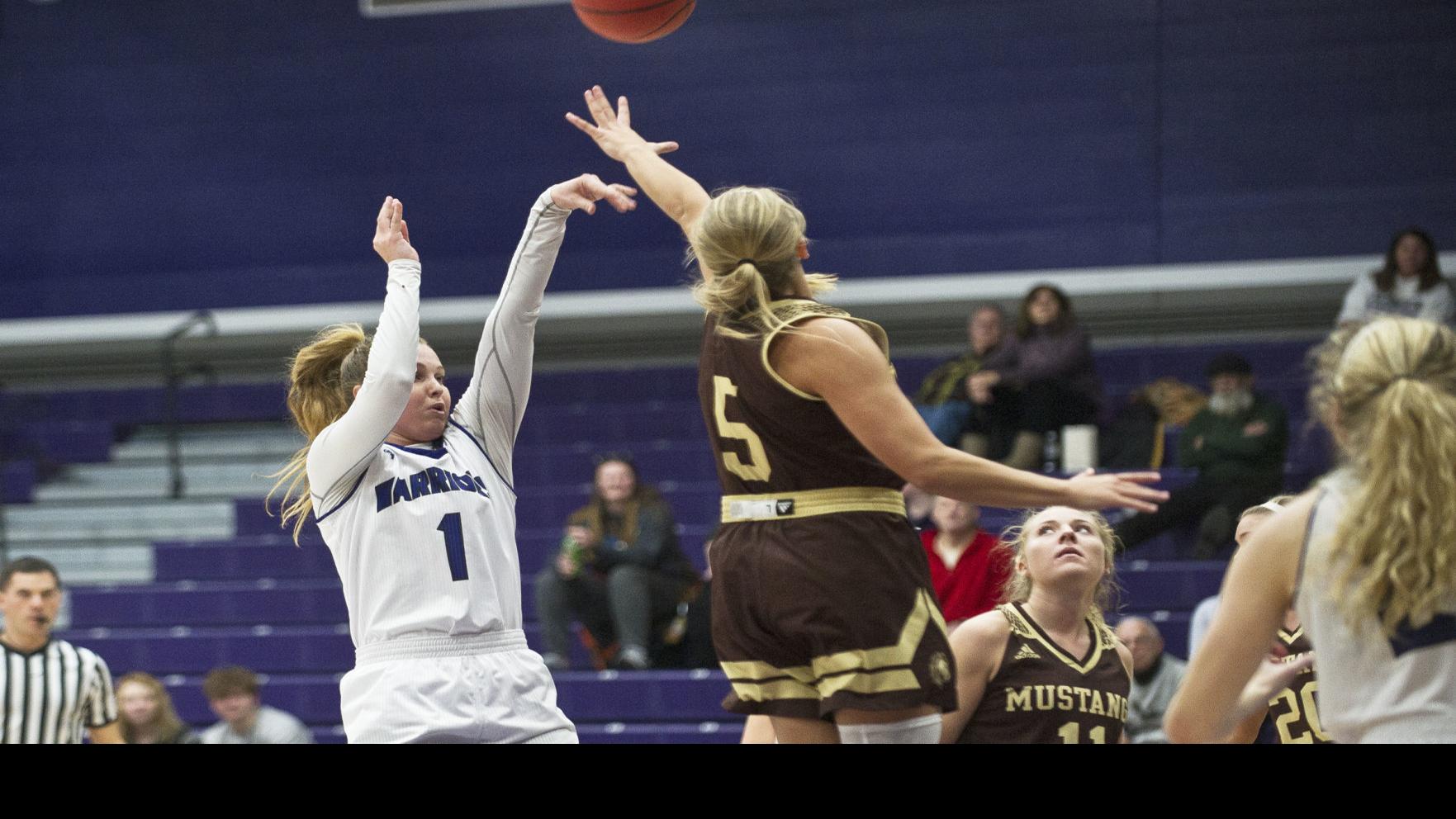 Women S Basketball Winona State Hangs On To Beat Southwest