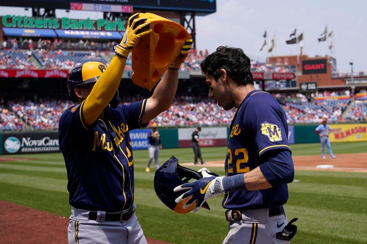 Brewers Craig Counsell holds hand up as Elly De La Cruz's