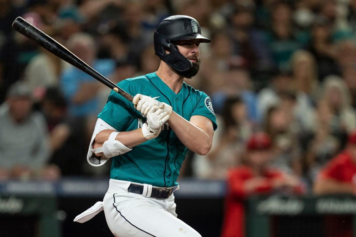 Brewers acquire Jesse Winker, Abraham Toro from Mariners for Kolten Wong