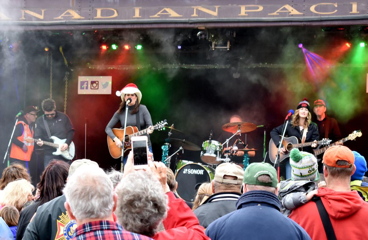 Holiday Train Benefits Portage Food Pantries When They Need It