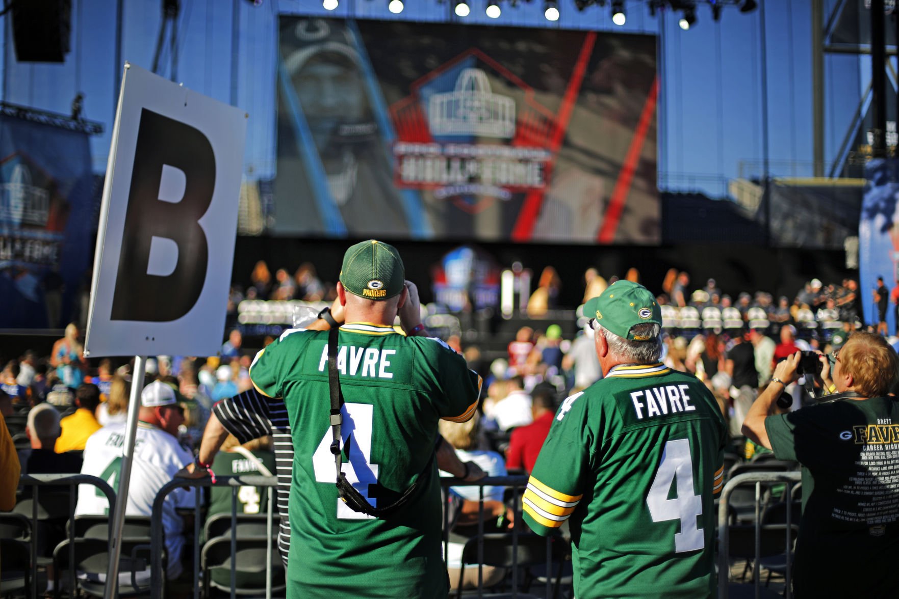 Packers: Green Bay Fans Take Over Canton As Brett Favre Enters Hall Of ...