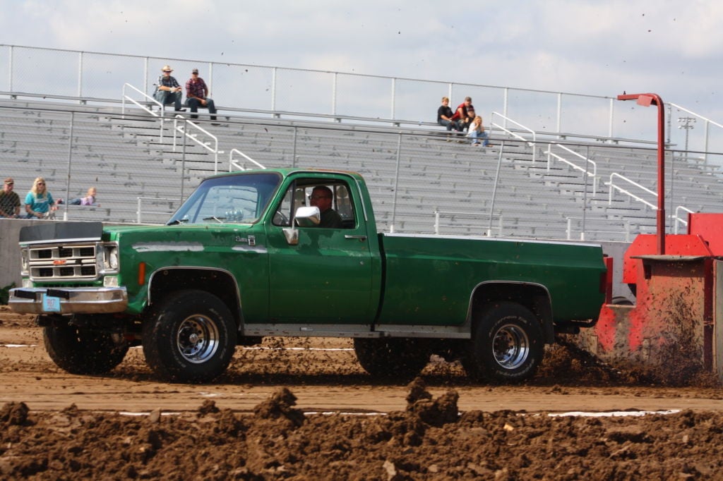 Smoke and power rise from pulling tractors | Regional news | wiscnews.com