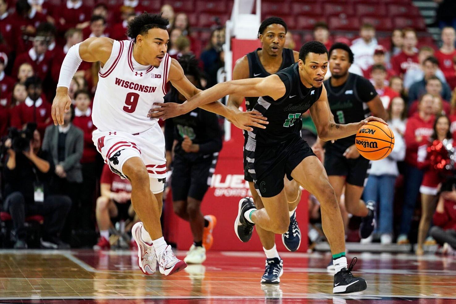 Wisconsin men's basketball rises in latest AP rankings