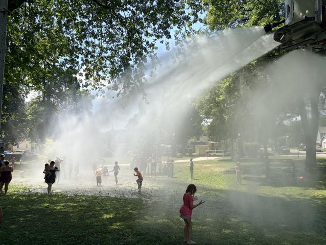 Pop-up splash pad