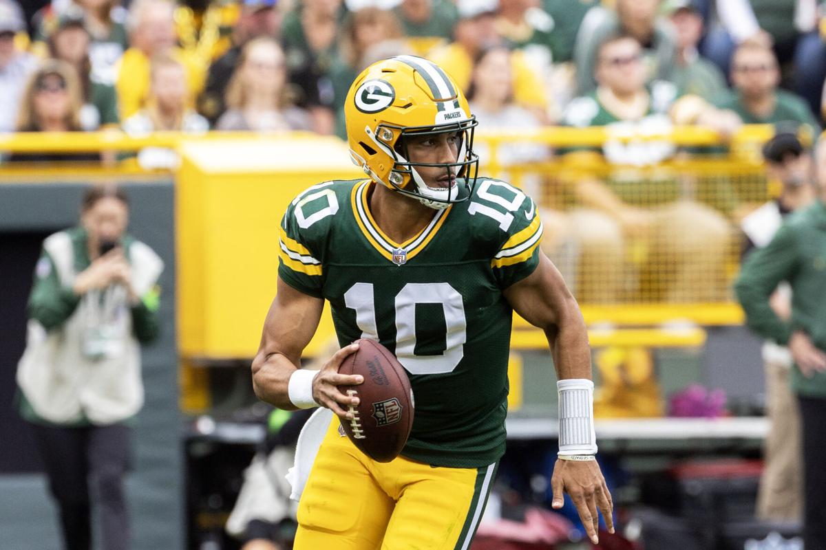 Green Bay, Wisconsin, USA. 24th Sep, 2023. Green Bay Packers linebacker  Quay Walker (7) and safety Rudy Ford (20) tackle New Orleans Saints running  back Kendre Miller (25) during the NFL football