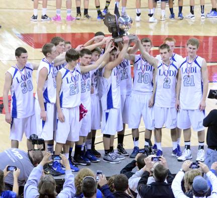 aquinas lodi wiscnews puts heck hoist crosse trophy