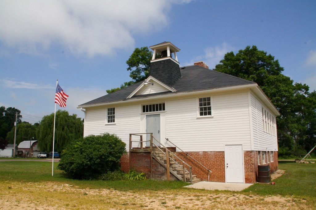 Lone Rock, the old country school that survived Regional news