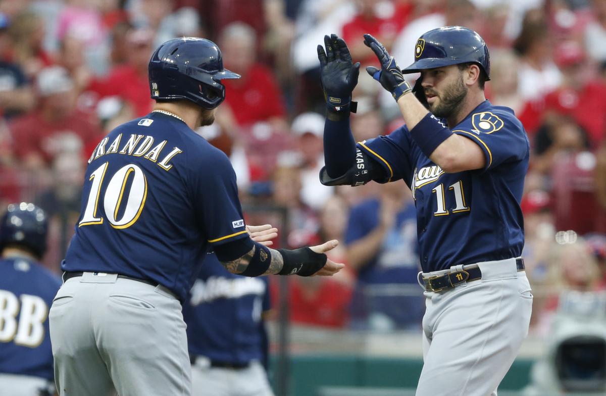 Mike Moustakas contract: Brewers re-sign infielder to 1-year deal