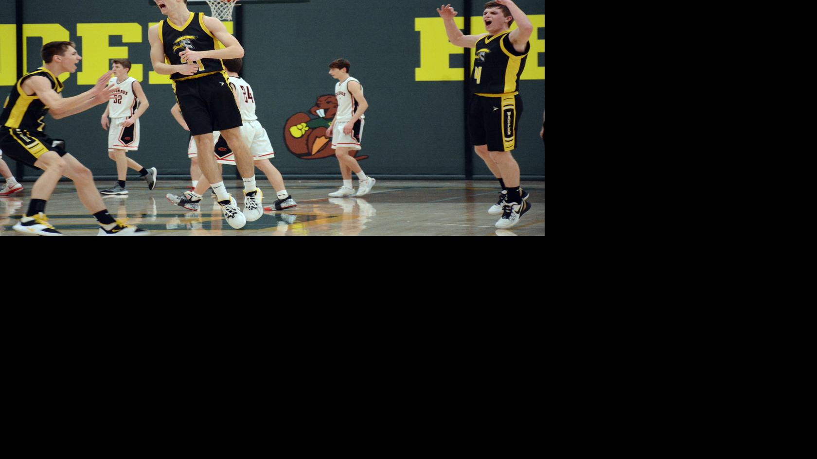 Boys Hoops Waupun Hangs On To Beat Columbus In Div 3 Sectional Semifinals 61 57 Boys Basketball Wiscnews Com