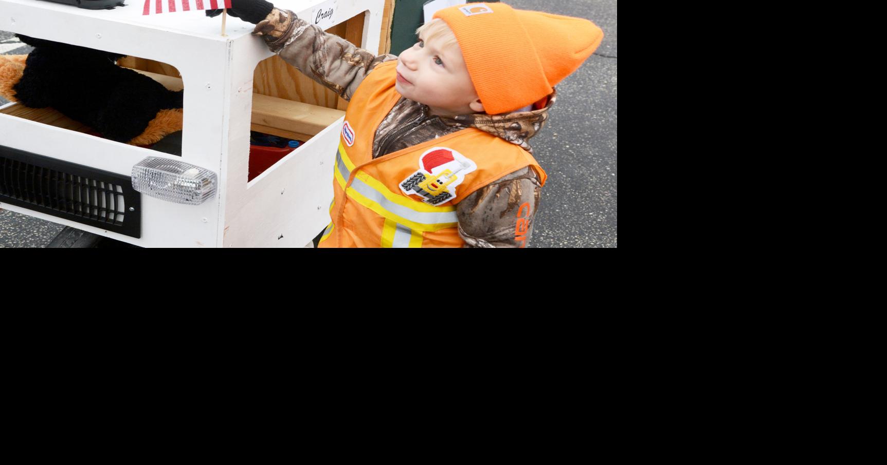 Blustery weather doesn't chill Portage Halloween parade