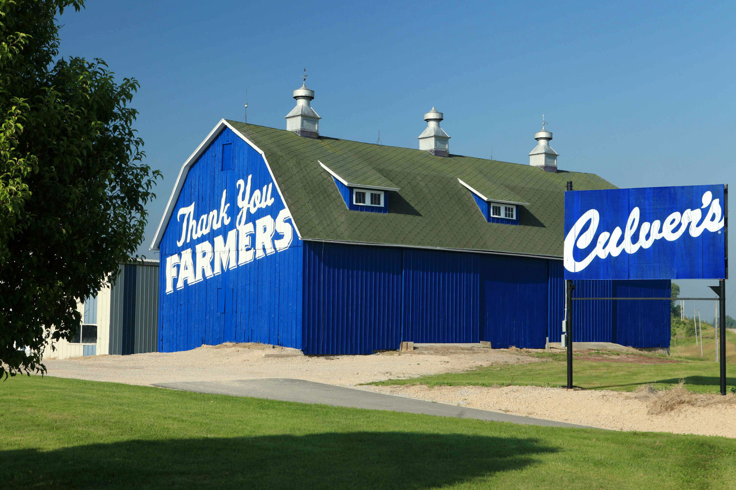 Aiキャロル コレット / Culvers Farm 1982 Culver's blue barn raises curiosity