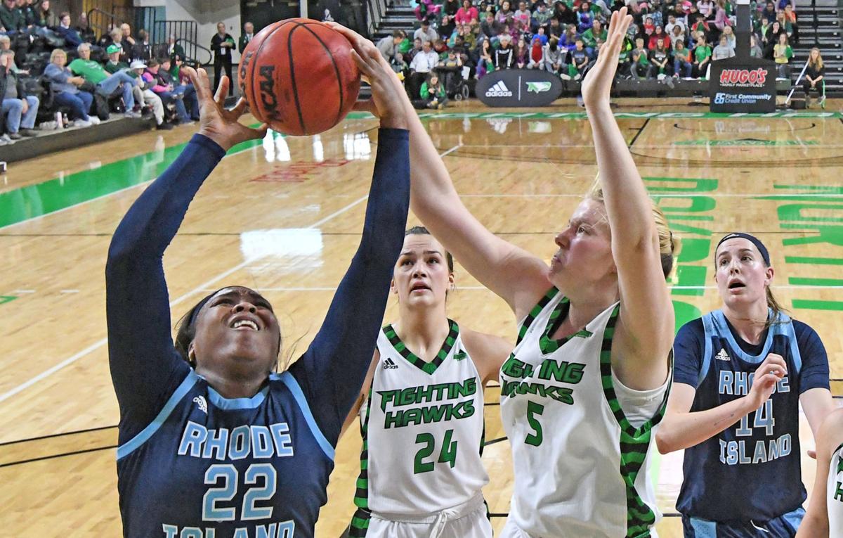 College Women S Basketball Former Portage Standout Melissa Leet Learns Through Injury At North Dakota Portage Wiscnews Com