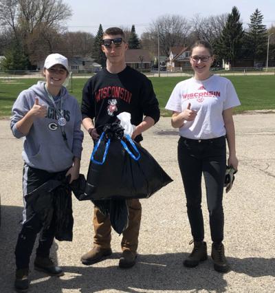 Honor students clean up Beaver Dam