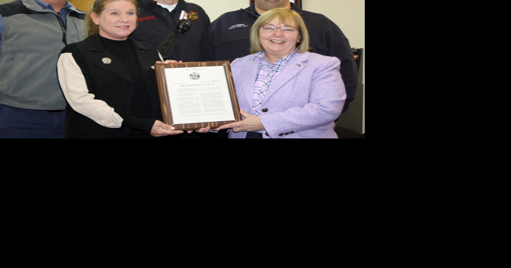 Lake Delton firefighter gets plaque after accident helped pass law