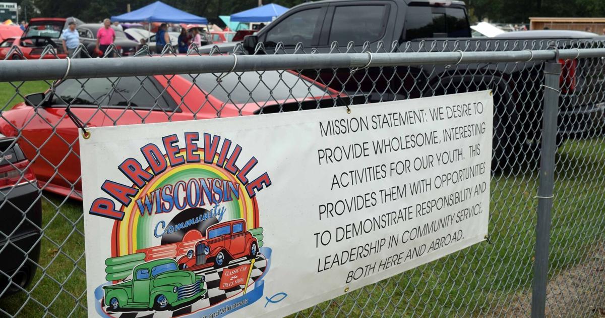Pardeeville’s Chandler Park packed for car show