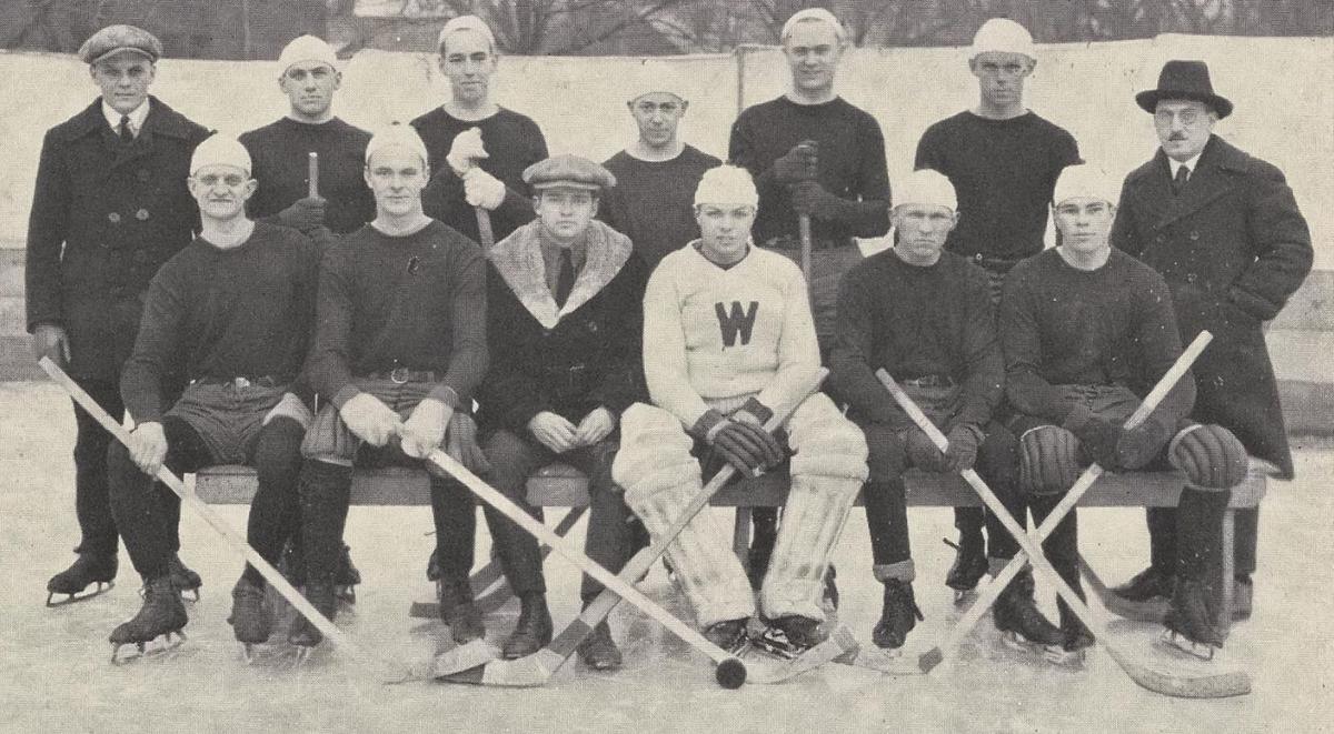 1922 Wisconsin hockey team photo