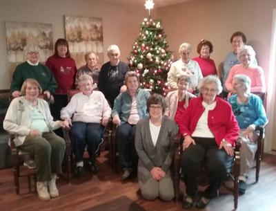 Civic League decorates tree at Heritage House