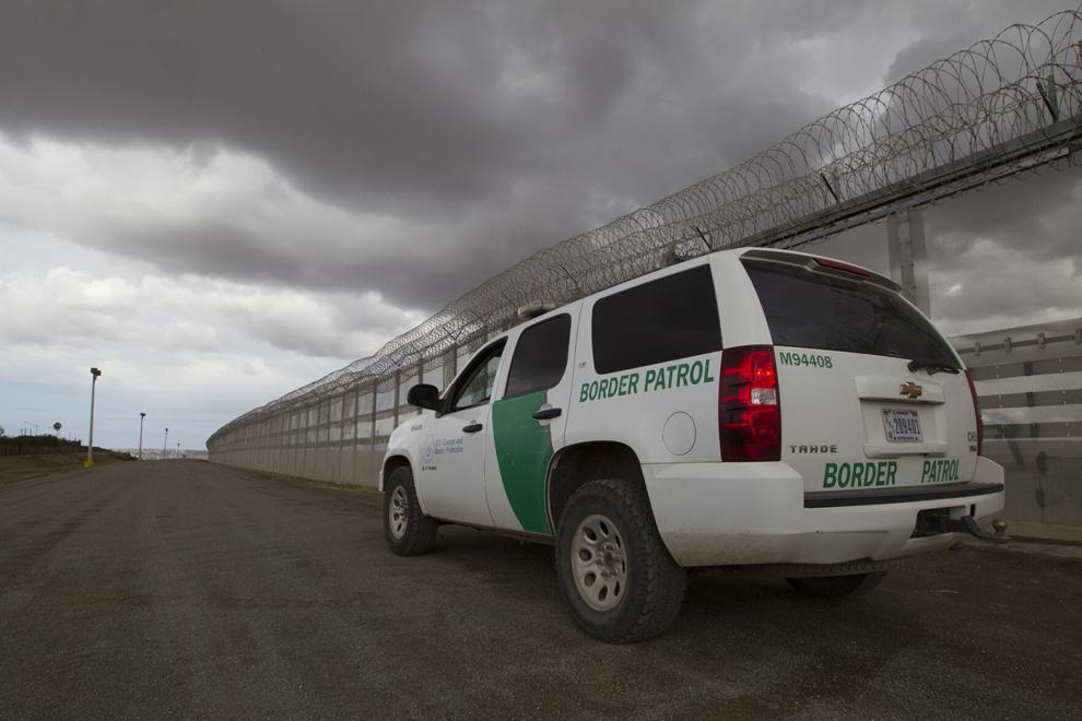 Appeals judge rejects challenge to state law arresting illegal border crossers