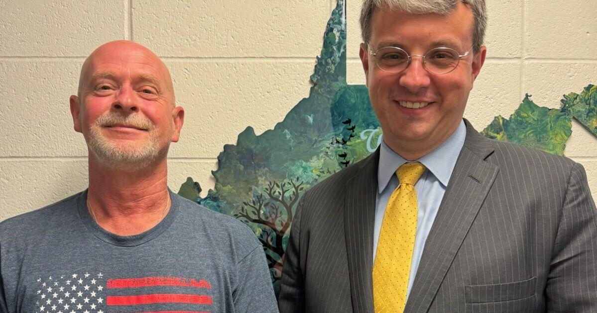 Ripley Middle teacher honored at his retirement by former student ...