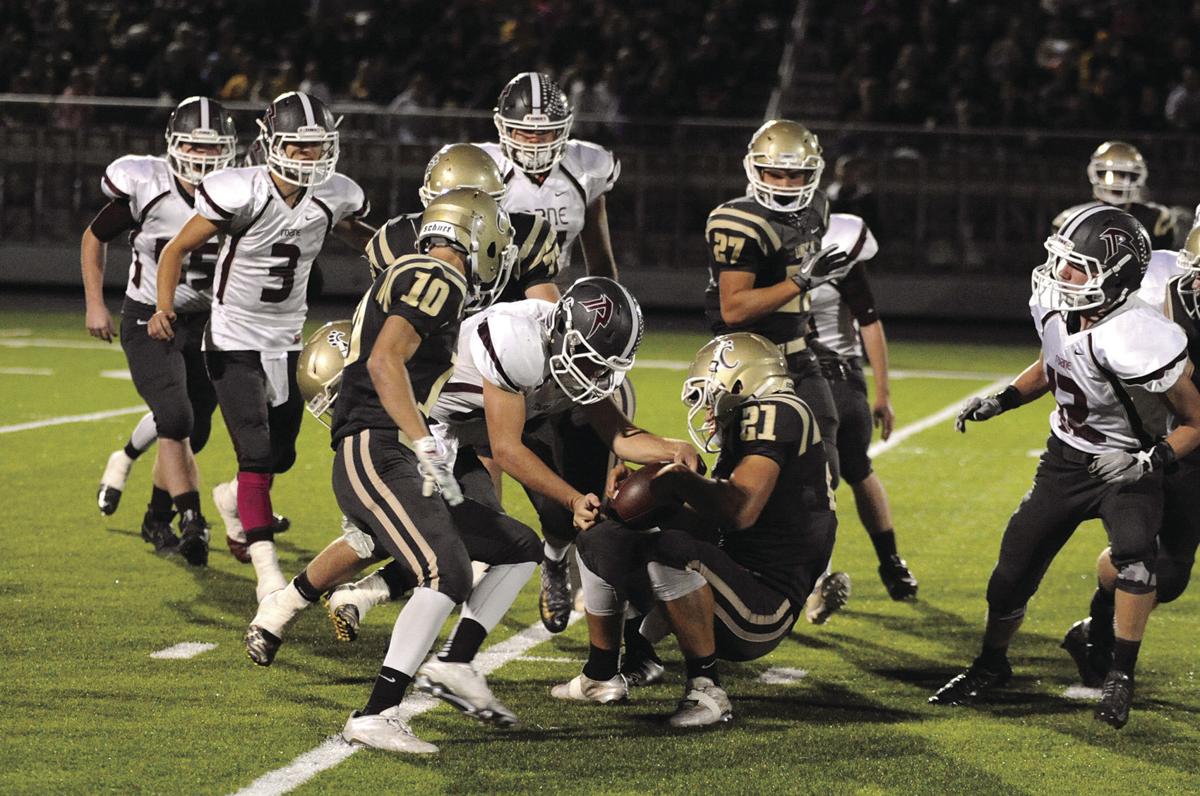 Balanced Cougars Pound Roane County 32 13 Local Sports Wvnews Com