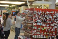 Last-minute shoppers take over Meadowbrook Mall in Bridgeport ...