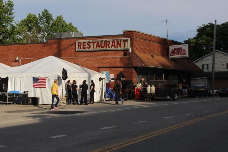 Spectators surround Mike Audia #39 s Restaurant Friday as popular show
