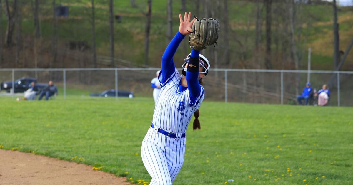 Frye makes catch.JPG